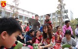 Học sinh Hà Nội thích thú gói bánh chưng ngày Tết